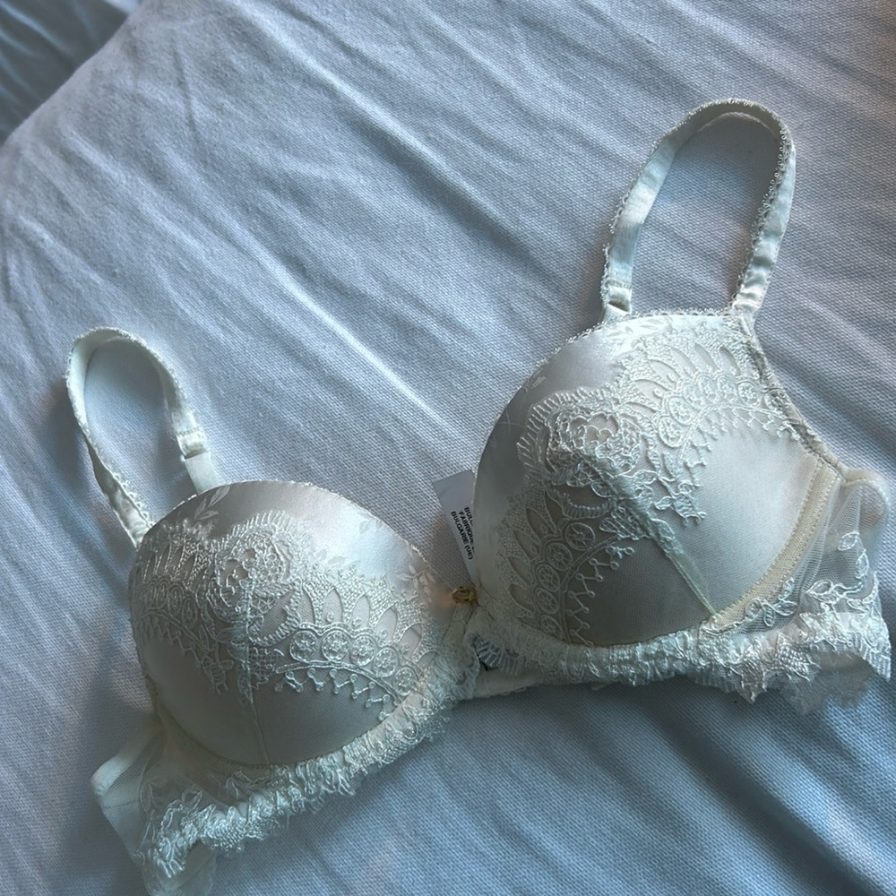 Lise Charmel Creme Lacey Bra Size 32C